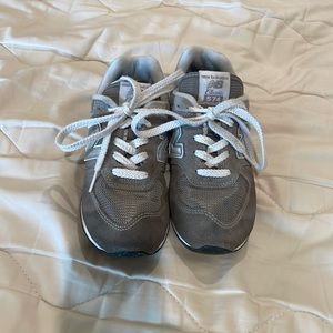 New balance tennis shoes